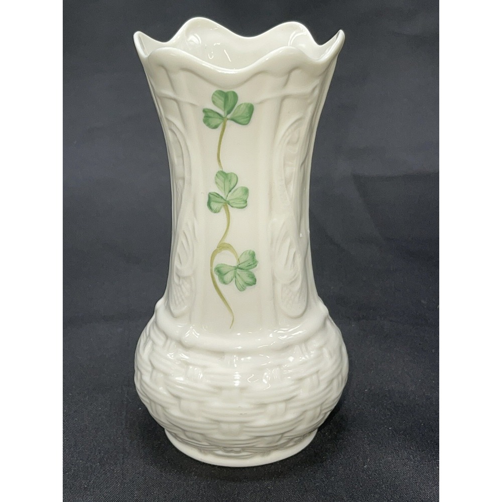 Irish Belleek Classic Green Clovers/Flowers hand-painted VASE - Vintage    *22AQ